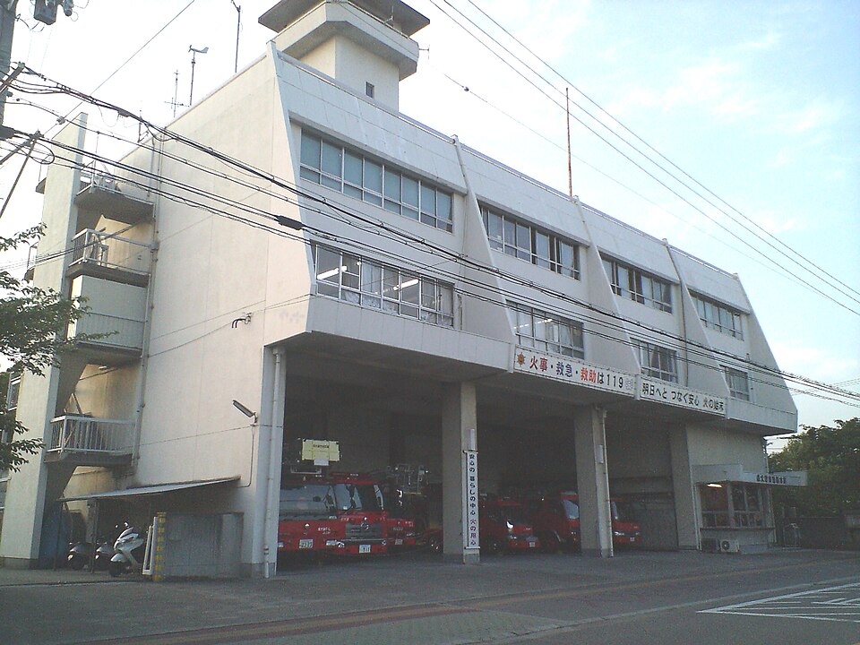 泉大津市消防本部の旧庁舎。1階の車庫に赤い消防車が並んでいる。